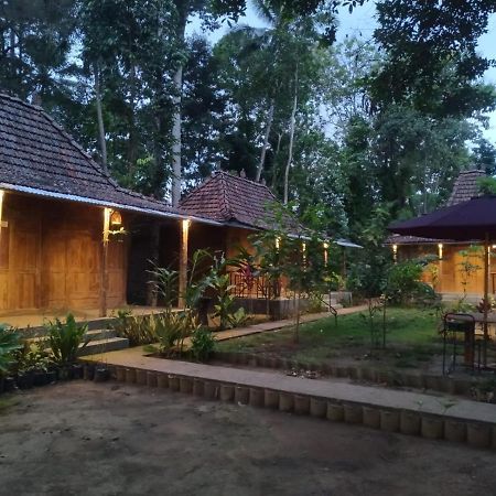Hotel Omah Kayu Jagalan à Magelang Extérieur photo